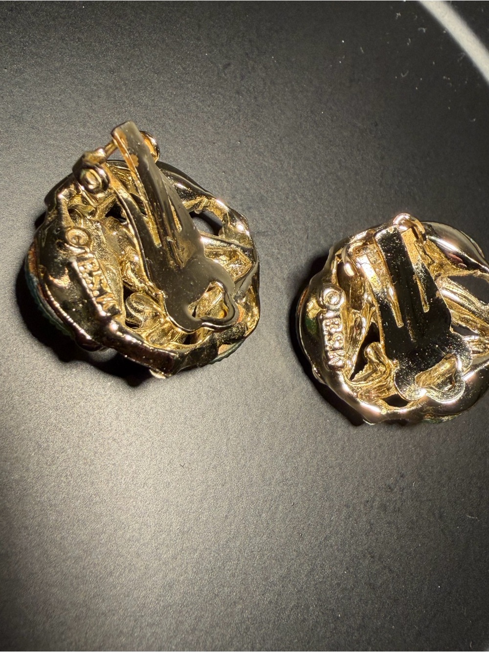 Vintage iridescent Teal-Green glass leaf clip on earrings. - Picture 6 of 6